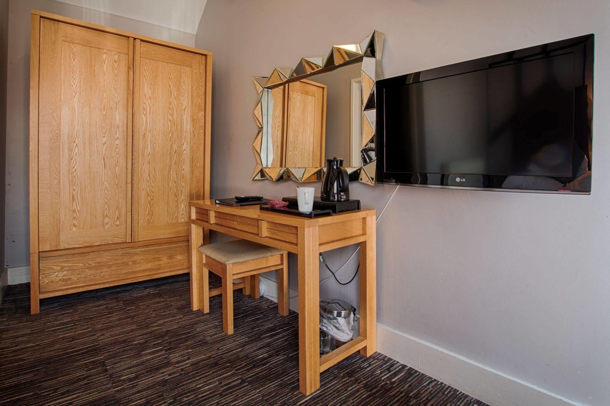 The Saracens Head Hotel Great Dunmow Exteriör bild